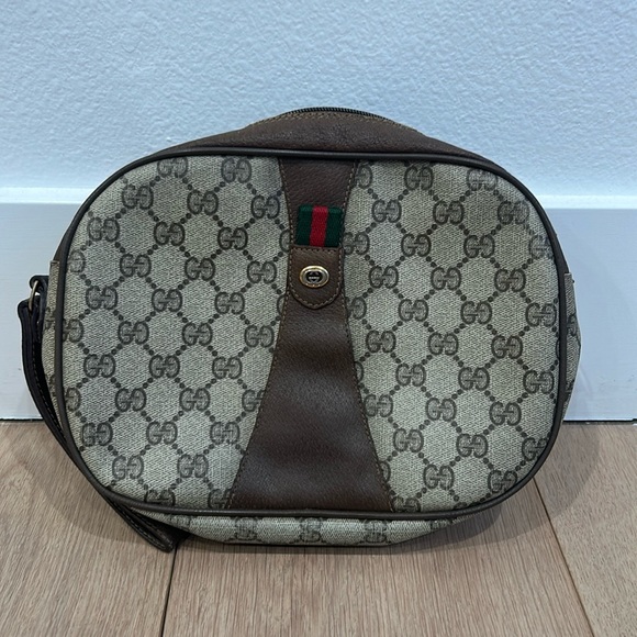 Gucci Handbags - Vintage Gucci clutch in brown